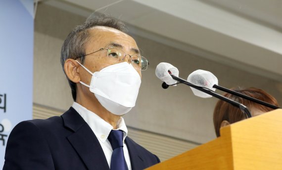 강태중 한국교육과정평가원장이 지난 15일 정부세종청사 교육부 브리핑실에서 "법원의 2022학년도 대학수학능력시험 생명과학Ⅱ 20번 문항의 정답 취소 판결에 대해 수험생과 학부모, 선생님께 사과드리며 평가원장직을 사퇴한다"고 입장문을 발표하고 있다. /뉴스1 © News1 장수영 기자