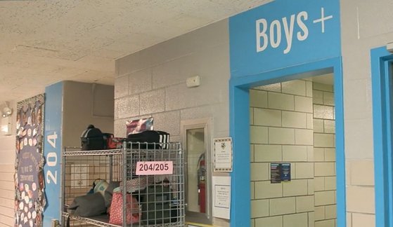 시카고의 한 학교에 설치된 'Boys+'(남학생+) 화장실. 트위터 캡처