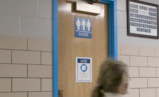시카고의 한 학교에 설치된 성 중립 화장실. 트위터 캡처