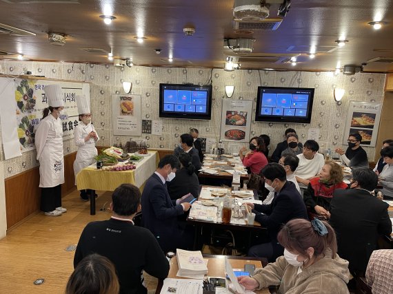 경북도가 지난 15일 오후 일본 신주쿠 신오쿠보에서 지역 대표 겨울철 식품인 과메기 가공품의 일본시장으로 진출을 도모하기 위한 '과메기 시식회'를 개최했다. 사진=경북도 제공