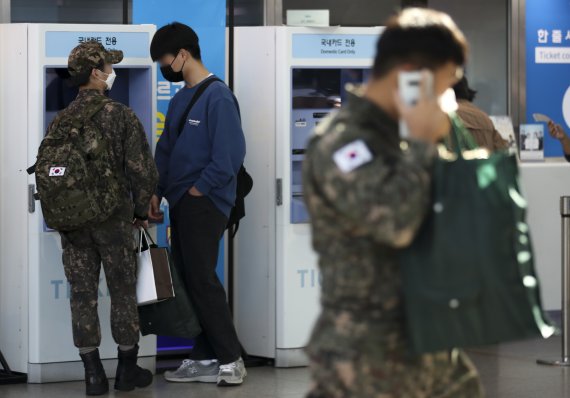 [서울=뉴시스] 정병혁 기자 = 25일 오후 서울 용산구 서울역에서 군인들이 이동하고 있다. 국방부와 각 군 관계자 등에 따르면 국방부는 두발 규정 관련 '가이드라인'이 담긴 지침을 조만간 전군에 하달할 예정이다. 이번 조처는 누구나 동동하게 정해진 범위 내에서 두발 유형을 선택할 수 있도록 하자는 취지로 간부와 병사간 두발 규정에 차등을 두지 않는 것이다. 2021.10.25. jhope@newsis.com