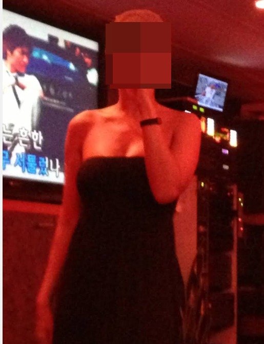 가세연은 15일 밤, 1990년대 말 강남에서 일했다는 진짜 '쥴리'의 모습으로 지금은 하와이에 있다는 주장을 펼쳤다. (SNS 갈무리) © 뉴스1