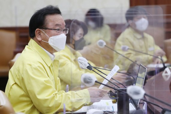 김부겸 국무총리가 16일 오전 서울 종로구 정부서울청사에서 열린 신종 코로나바이러스 감염증(코로나19) 중앙재난안전대책본부회의(중대본)에서 회의 시작을 기다리고 있다..2021.12.16/뉴스1 © News1 송원영 기자