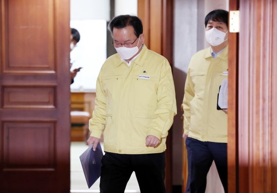 김부겸 국무총리가 16일 오전 서울 종로구 정부서울청사에서 열린 신종 코로나바이러스 감염증(코로나19) 중앙재난안전대책본부회의(중대본)에 참석하고 있다.김 총리는 "사적모임 허용인원을 4인까지로 축소하고 전국에 걸쳐 동일하게 적용한다＂면서 ＂식당·카페의 경우, 접종완료자로만 4인까지 이용이 가능하며, 미접종자는 혼자서 이용하거나 포장·배달만 허용된다＂고 밝혔다. 2021.12.16/뉴스1 © News1 송원영 기자