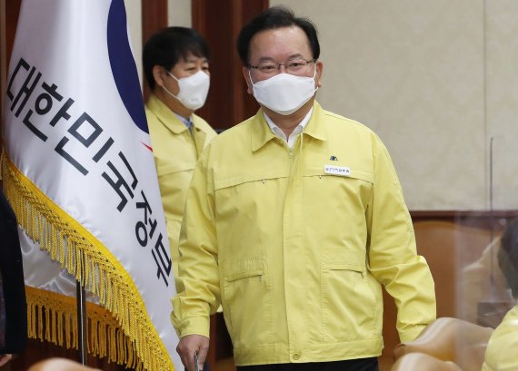 김부겸 국무총리가 16일 오전 서울 종로구 정부서울청사에서 열린 신종 코로나바이러스 감염증(코로나19) 중앙재난안전대책본부회의(중대본)에 참석하고 있다.김 총리는 "사적모임 허용인원을 4인까지로 축소하고 전국에 걸쳐 동일하게 적용한다＂면서 ＂식당·카페의 경우, 접종완료자로만 4인까지 이용이 가능하며, 미접종자는 혼자서 이용하거나 포장·배달만 허용된다＂고 밝혔다. 2021.12.16/뉴스1 © News1 송원영 기자