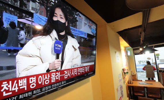 정부의 사회적 거리두기 강화 발표를 앞둔 15일 서울의 한 식당에 코로나 관련 뉴스가 나오고 있다. 가게 주인은 창밖을 내다보며 손님을 기다리고 있다. 음식점 관계자는 "지난 6월에 부푼 꿈을 안고 오픈했지만, 지금은 장사가 안되는 상황＂이라며 ＂언제까지 기다려야하는지 막막하다＂고 말했다. 한편 김부겸 국무총리는 15일 ＂추가적인 사적모임 규모 축소와 영업시간 제한까지도 포함하는 대책을 검토 중이며 이른 시일 내에 확정·발표하겠다＂고 말했다. 2021.12.15/뉴스1 © News1 이성철 기자