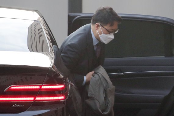 [과천=뉴시스] 조성우 기자 = 김진욱 고위공직자범죄수사처(공수처) 처장이 16일 오전 경기도 과천시 정부과천청사로 출근하고 있다. 2021.12.16. xconfind@newsis.com