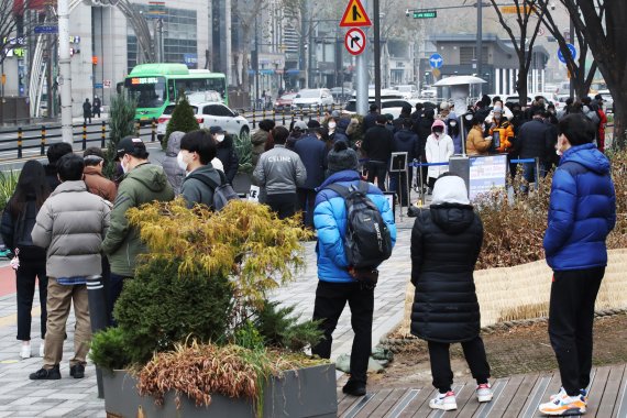 (서울=뉴스1) 이광호 기자 = 신종 코로나바이러스 감염증(코로나19) 확산세가 이어지고 있는 16일 오전 서울 송파구보건소 선별진료소를 찾은 시민들이 코로나19 검사를 받기 위해 줄지어 서 있다. 이날 정부는 사적 모임 허용 인원 4인, 식당·카페 영업은 밤 9시까지로 제한하는 내용의 거리두기 조정 방안을 발표했다. 2021.12.16/뉴스1 /사진=뉴스1화상