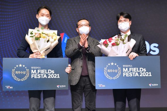 [서울=뉴시스]현대모비스 기술연구소에 위치한 THE STUDIO M. 에서 아이디어 페스티벌인 ‘M.FIELDs FESTA 2021’의 최우수 아이디어 시상식이 진행되고 있다. (사진=현대모비스 제공)