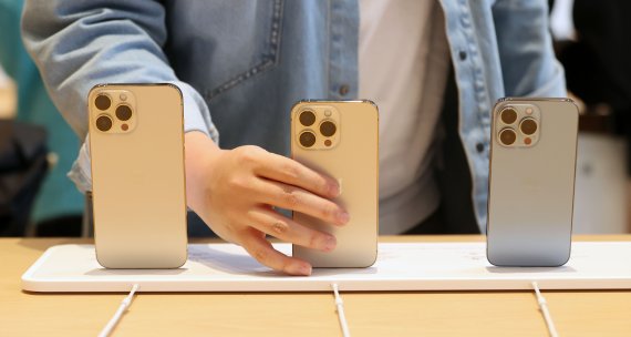 애플의 스마트폰 아이폰13 시리즈 판매가 시작된 8일 서울 강남구 Apple 가로수길에서 고객이 아이폰13을 살펴보고 있다. 2021.10.8/뉴스1 © News1 박세연 기자