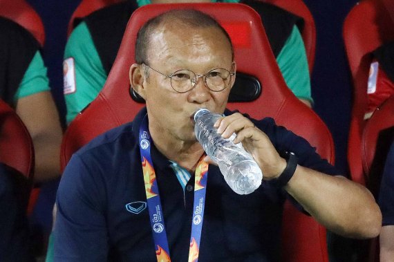 박항서 베트남 U-23 축구대표팀 감독이 16일 오후(현지시간) 태국 방콕 라자망갈라 스타디움에서 열린 '2020 AFC U-23 챔피언십' 베트남과 북한의 조별리그 3차전 경기에 앞서 목을 축이고 있다. 2020.1.17/뉴스1 © News1 민경석 기자