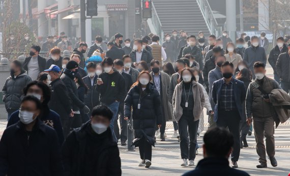 "백신 안맞았다고 거지 취급 당했다" 방역패스 차별당한 미접종자