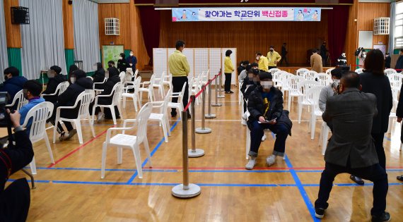 [광주=뉴시스] 류형근 기자 = 16일 오후 광주 광산구 모 중학교 강당에서 방역당국이 '찾아가는 학교단위 백신접종'을 하고 있다. 2021.12.16. hgryu77@newsis.com