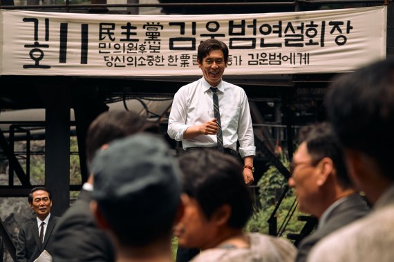 설경구와 이선균이 주연을 맡은 '킹메이커'는 1960~70년대를 배경으로 정치인과 선거전략가의 이야기를 그린 정치 영화다.