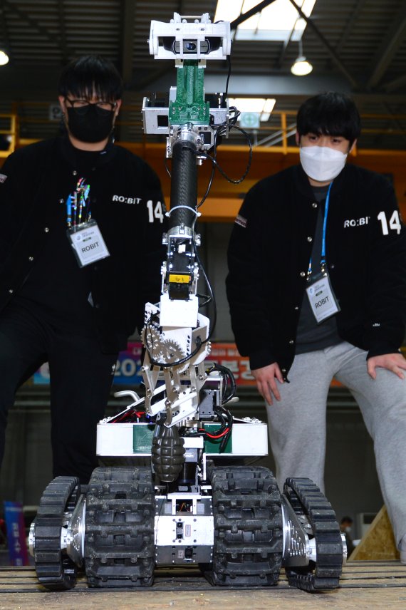 16일 경북 포항시 북구 흥해읍 KIRO안전로봇실증센터에서 열린 2021국방로봇경진대회에 출전한 로봇이 수류탄 제거 과제를 수행하고 있다. 2021.12.16/뉴스1 © News1 최창호 기자
