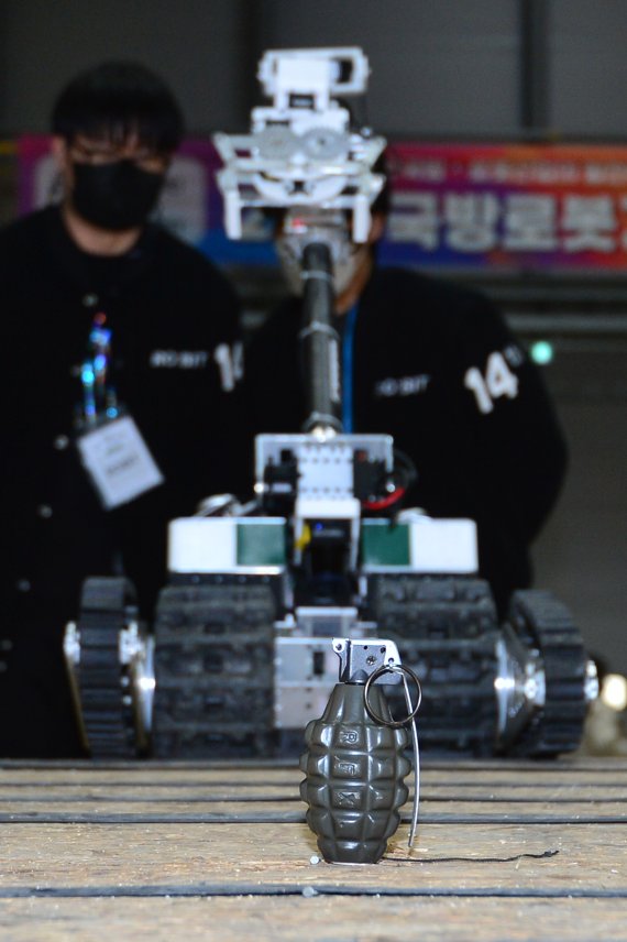 16일 경북 포항시 북구 흥해읍 KIRO안전로봇실증센터에서 열린 2021국방로봇경진대회에 출전한 로봇이 수류탄 제거 과제를 수행하고 있다. 2021.12.16/뉴스1 © News1 최창호 기자
