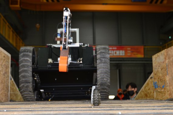 16일 경북 포항시 북구 흥해읍 KIRO안전로봇실증센터에서 열린 2021국방로봇경진대회에 출전한 로봇이 수류탄 제거 과제를 수행하고 있다. 이날 2021.12.16/뉴스1 © News1 최창호 기자