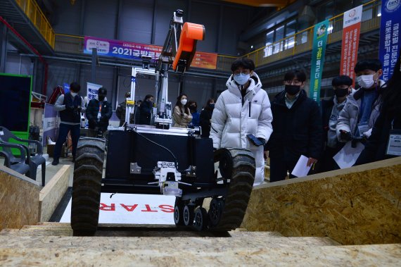 16일 경북 포항시 북구 흥해읍 KIRO안전로봇실증센터에서 열린 2021국방로봇경진대회에 출전한 로봇이 수류탄 제거 과제를 수행하기 위해 계단을 오르고 있다2021.12.16/뉴스1 © News1 최창호 기자