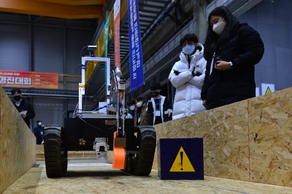 16일 경북 포항시 북구 흥해읍 KIRO안전로봇실증센터에서 열린 2021국방로봇경진대회에 출전한 로봇이 장애물 제거 과제를 수행하고 있다. .2021.12.16/뉴스1 © News1 최창호 기자