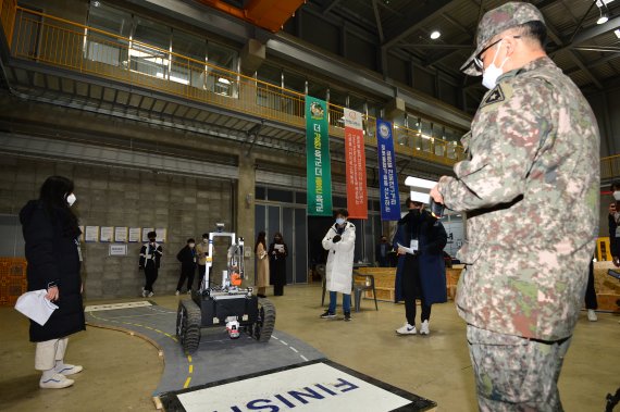 16일 경북 포항시 북구 흥해읍 KIRO안전로봇실증센터에서 열린 2021국방로봇경진대회에 출전한 로봇이 주행 과제를 수행하고 있다. 2021.12.16/뉴스1 © News1 최창호 기자