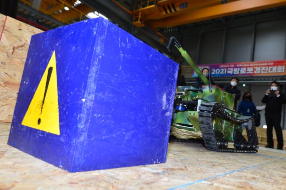 16일 경북 포항시 북구 흥해읍 KIRO안전로봇실증센터에서 열린 2021국방로봇경진대회에 출전한 로봇이 장애물 제거 과제를 수행하고 있다. 2021.12.16/뉴스1 © News1 최창호 기자