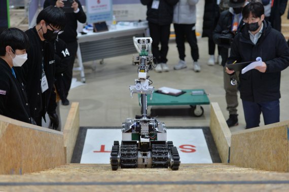16일 경북 포항시 북구 흥해읍 KIRO안전로봇실증센터에서 열린 2021국방로봇경진대회에 출전한 로봇이 수류탄 제거 과제를 수행하기 위해 계단을 오르고 있다2021.12.16/뉴스1 © News1 최창호 기자
