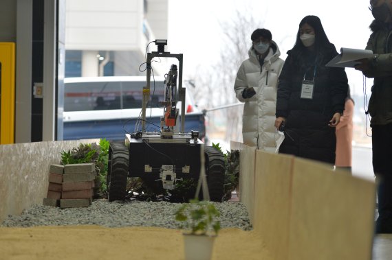 16일 경북 포항시 북구 흥해읍 KIRO안전로봇실증센터에서 열린 2021국방로봇경진대회에 출전한 로봇이 주행 과제를 평가받고 있다. .2021.12.16/뉴스1 © News1 최창호 기자