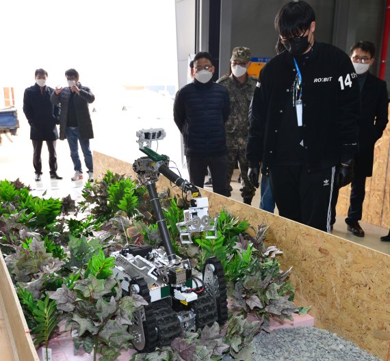 16일 경북 포항시 북구 흥해읍 KIRO안전로봇실증센터에서 열린 2021국방로봇경진대회에 출전한 로봇이 주행 과제를 평가받고 있다. .2021.12.16/뉴스1 © News1 최창호 기자