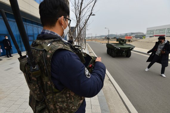 16일 경북 포항시 북구 흥해읍 KIRO안전로봇실증센터에서 열린 2021국방로봇경진대회에 앞서 한화 디펜스가 제작한 지능형 다목적무인차량 시연이 펼쳐지고 있다..2021.12.16/뉴스1 © News1 최창호 기자