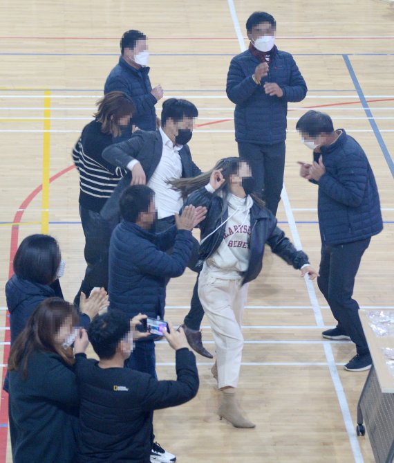 [무주=뉴시스] 김얼 기자 = 코로나19 확진자의 급증과 더불어 새로운 변이 바이러스 오미크론의 확진자가 연일 발생하며 시민들의 코로나19 확산에 대한 불안감이 치솟고 있는 16일 전북 무주군 무주국민체육센터에서 '제9회 무주군 이장 한마음 체육대회'가 열린 가운데 공무원들과 군민들이 뒤엉켜 춤사위를 벌이고 있다. 2021.12.16. pmkeul@newsis.com