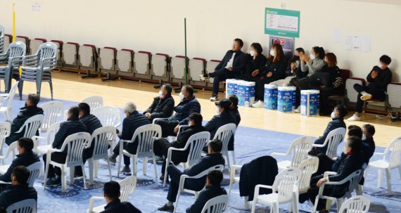 [무주=뉴시스] 김얼 기자 = 코로나19 확진자의 급증과 더불어 새로운 변이 바이러스 오미크론의 확진자가 연일 발생하며 시민들의 코로나19 확산에 대한 불안감이 치솟고 있는 16일 전북 무주군 무주국민체육센터에서 '제9회 무주군 이장 한마음 체육대회'가 열린 가운데 공무원들과 군민들이 거리두기 없이 모여 앉아 응원전을 펼치고 있다. 2021.12.16. pmkeul@newsis.com