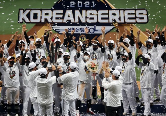 [서울=뉴시스] 홍효식 기자 = 18일 오후 서울 구로구 고척스카이돔에서 열린 2021 KBO 한국시리즈 두산 베어스와 KT 위즈의 4차전 경기, 8대4로 승리를 거둬 4연승으로 한국시리즈 우승을 차지한 KT 선수들이 트로피를 들고 자축하고 있다. 2021.11.18. yesphoto@newsis.com