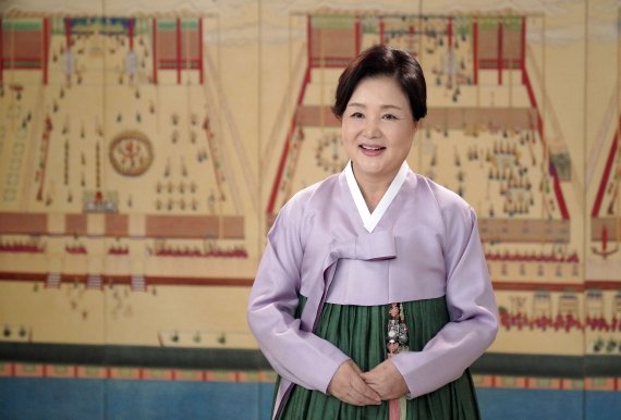 김정숙 여사가 16일 오후 온라인으로 열린 ‘2021 한류큰잔치(K-healing On Festival)’에서 영상을 통해 축사를 전하고 있다. /사진=청와대 제공
