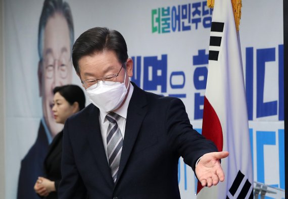 [서울=뉴시스] 국회사진기자단 = 이재명 더불어민주당 대선후보가 16일 오전 서울 여의도 중앙당사에서 열린 2차 국가인재 영입발표에서 영입 인재들을 맞이하고 있다. 2021.12.16. photo@newsis.com