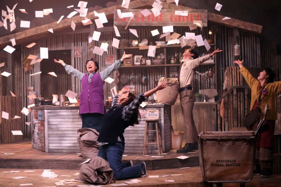 [서울=뉴시스] 박진희 기자 = 뮤지컬 '스핏파이어 그릴' 출연 배우들이 16일 서울 종로구 서경대학교 공연예술센터에서 프레스콜을 하고 있다. 2021.12.16. pak7130@newsis.com