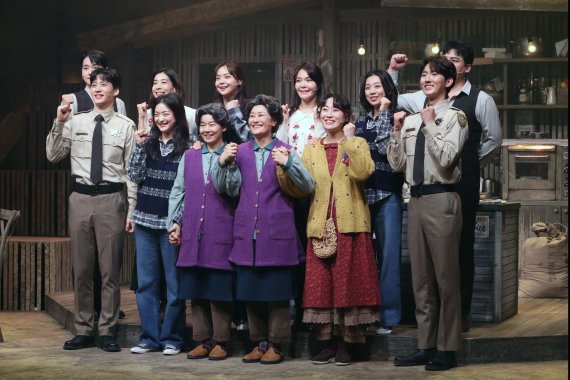 [서울=뉴시스] 박진희 기자 = 뮤지컬 '스핏파이어 그릴' 출연 배우들이 16일 서울 종로구 서경대학교 공연예술센터에서 프레스콜을 마치고 사진촬영을 하고 있다. 2021.12.16. pak7130@newsis.com