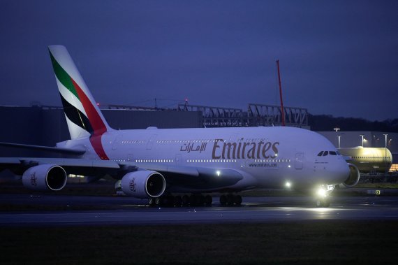 지난 16일(현지시간) 독일 함부르크-핀켄베르데르에서 마지막으로 생산된 에미레이트항공 A380기가 이륙 준비를 하고 있다.로이터뉴스1