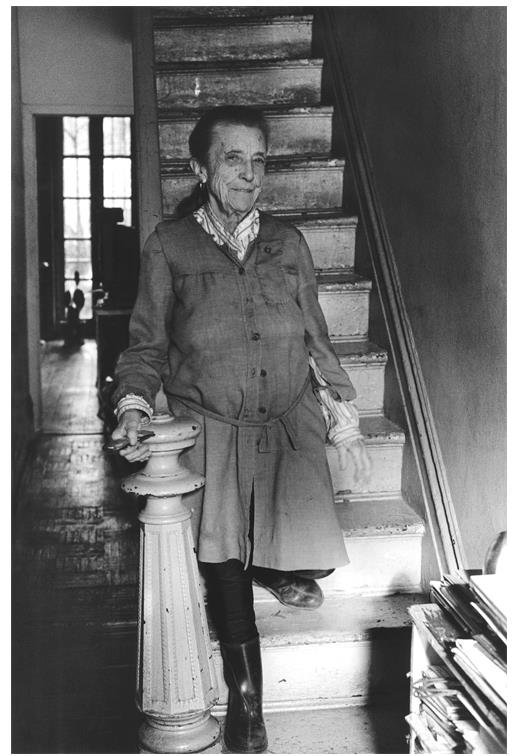 [서울=뉴시스]뉴욕 웨스트 20번가의 자택 계단에서 내려오는 루이스 부르주아, 1992년 Louise Bourgeois descending the stairs in her home on West 20th Street in NYC in 1992© The Easton Foundation/Licensed by VAGA at ARS, NY사진: Claire Bourgeois이미지 제공: 국제갤러리