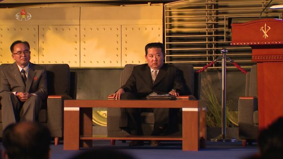 [서울=뉴시스]북한 조선중앙TV가 지난 10월11일 보도한 김정은 국무위원장의 국방발전전람회 '자위-2021' 참석 모습. 2021.10.13. photo@newsis.com *재판매 및 DB 금지 /사진=뉴시스
