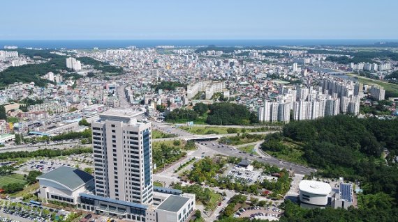 17일 강릉시는 올해 글로벌 해양관광도시 거점 확보와 국제대회 성공 개최를 위한 국비 4,689억 원을 확보하는 등의 외형적 성장을 한 것으로 나타났다고 밝혔다. 사진은 강릉시청에서 바라 본 강릉시가지 모습. 사진=강릉시 제공