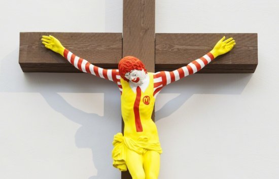 지난 2019년 이스라엘에서 신성모독을 야기시켰던 십자가에 박힌 로널드 맥도날드. /사진=하이파 박물관