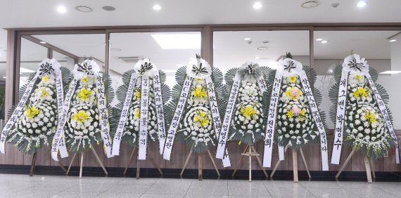 [서울=뉴시스] 사진공동취재단 = 2년여 폐암 투병 끝에 사망한 개그맨 故 김철민의 빈소가 16일 서울 공릉동 원자력병원 장례식장에 마련됐다. 빈소 앞에 동료 개그맨 등의 근조 화환이 놓여 고인은 2019년 폐암 말기 판정을 받고 투병해 왔다. 지난 10일 페이스북에 작별을 암시하는 듯한 "덕분에 행복했습니다. 고맙습니다. 사랑합니다"라는 글을 남긴 지 6일만에 세상을 떠났다. 2021.12.16. photo@newsis.com