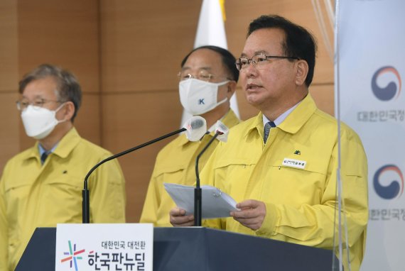 김부겸 국무총리가 17일 서울 종로구 정부서울청사에서 방역강화 조치 시행에 따른 소상공인·자영업자 지원방안에 대해 브리핑하고 있다.2021.12.17/뉴스1 © News1 송원영 기자