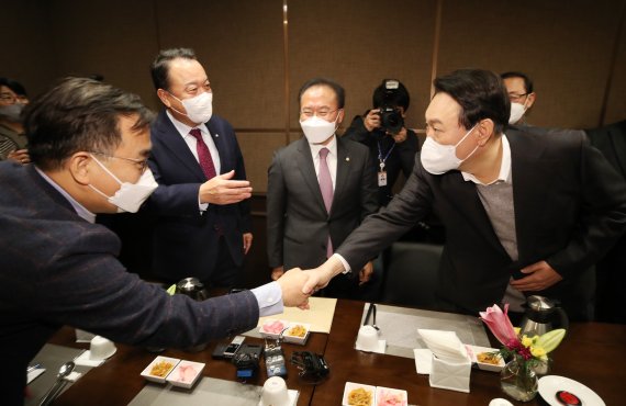 윤석열 국민의힘 대선 후보가 17일 서울 여의도 한 식당에서 윤재옥 위원장을 비롯한 선대위 후보전략자문위원들과의 오찬에 앞서 인사 나누고 있다. 2021.12.17/뉴스1 © News1 구윤성 기자