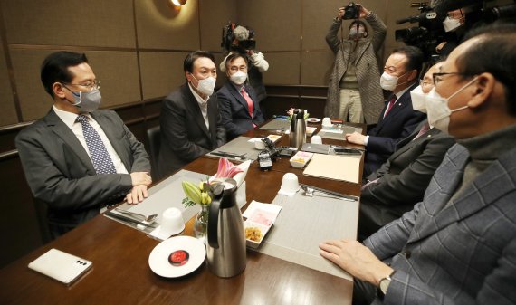 윤석열 국민의힘 대선 후보가 17일 서울 여의도 한 식당에서 윤재옥 위원장을 비롯한 선대위 후보전략자문위원들과 오찬을 하고 있다. 2021.12.17/뉴스1 © News1 구윤성 기자