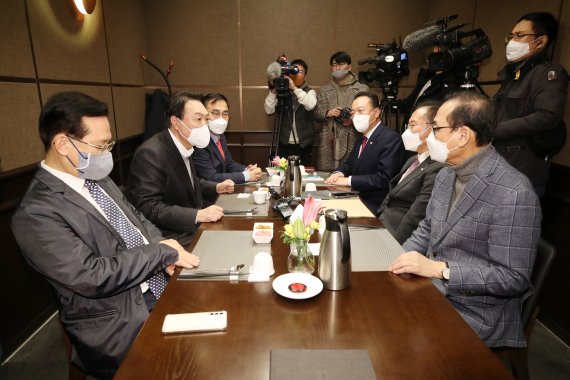 윤석열 국민의힘 대선 후보가 17일 서울 여의도 한 식당에서 윤재옥 위원장을 비롯한 선대위 후보전략자문위원들과 오찬을 하고 있다. 2021.12.17/뉴스1 © News1 구윤성 기자