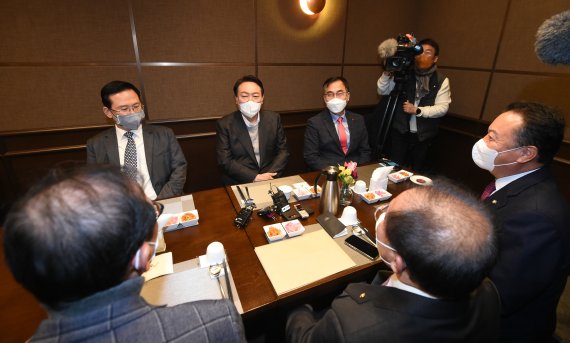 윤석열 국민의힘 대선 후보가 17일 서울 여의도 한 식당에서 윤재옥 위원장을 비롯한 선대위 후보전략자문위원들과 오찬을 하고 있다. 2021.12.17/뉴스1 © News1 구윤성 기자