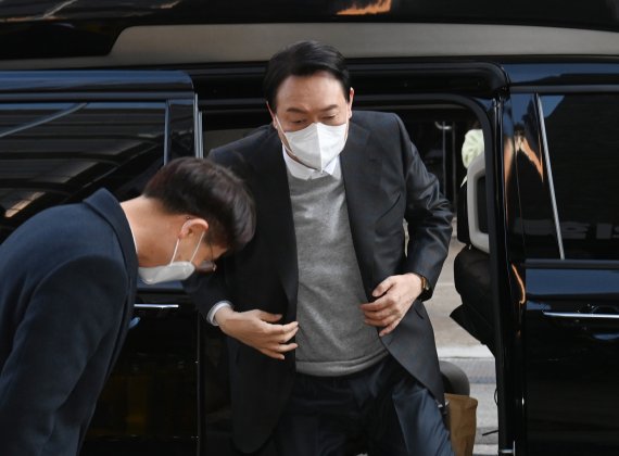 윤석열 국민의힘 대선후보가 17일 오전 서울 여의도 국민의힘당사로 출근하고 있다. 2021.12.17/뉴스1 © News1 구윤성 기자