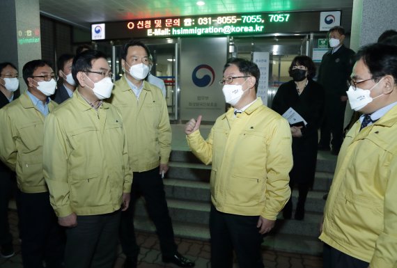 박범계 법무부장관이 16일 경기도 화성외국인보호소를 방문해 외국인 보호시설 방역 상태를 점검하고 관계자들에게 당부의 말을 전하고 있다.