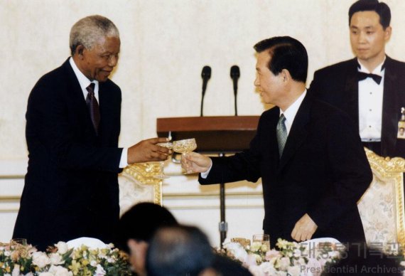 ⓒ대통령 기록관, 2001, 공공누리 제 3유형 개방, '인종차별을 종식시킨 검은 대륙의 별, '넬슨 만델라(Nelson R. Mandela)''